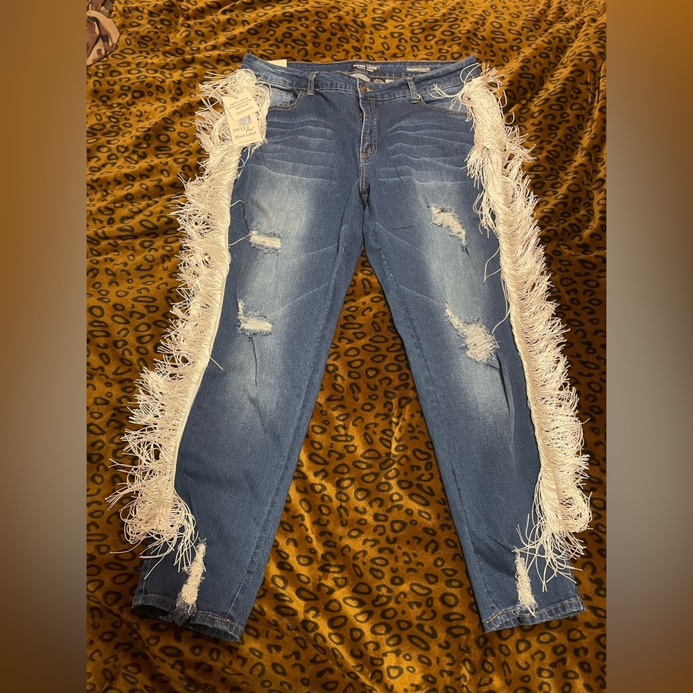 3x Distressed High Rise Fringe Jeans
